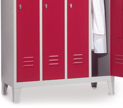 Wardrobe lockers with feet