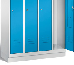 Wardrobe lockers with base